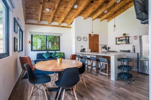 a kitchen and dining room with a table and chairs at La Fábrica #8 Canfranc in Valle de Bravo
