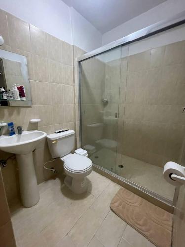 Apartamento Ejecutivo Valencia في فالنسيا: حمام مع دش ومرحاض ومغسلة