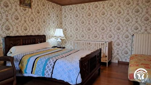 Tempat tidur dalam kamar di La Biscontarié