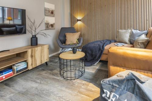 ボルクムにあるPier17 Appartement 2のソファと椅子のあるリビングルーム