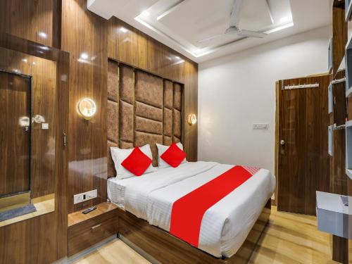เตียงในห้องที่ OYO Hotel bhanu Villa