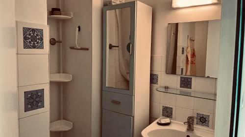 une petite salle de bain avec un lavabo et un miroir dans l'établissement Les Joncs, T2 lumière et mer, à Saint-Hilaire-de-Riez