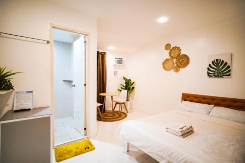 - une chambre avec un lit et une douche à l'italienne dans l'établissement Villa Soledad Garden Resort, à San Pablo