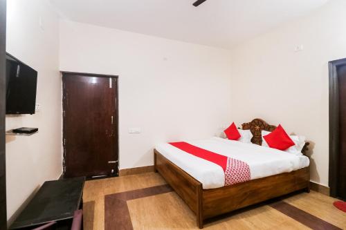 a bedroom with a bed and a tv in it at OYO Flagship 64921 Purple Villa in Bhubaneshwar