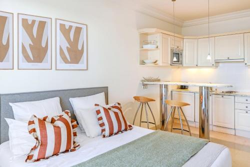 une chambre avec un lit et une cuisine dans l'établissement Buckingham & Lloyds - Cannes, à Cannes