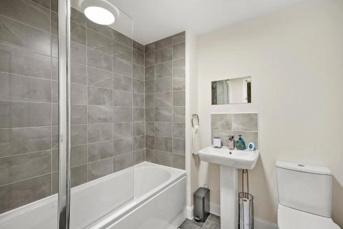 La salle de bains est pourvue d'une baignoire, de toilettes et d'un lavabo. dans l'établissement Stunning 4 bed In Leicester with Garden & Parking!, à Leicester