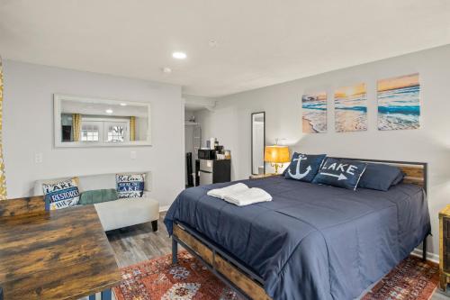 een slaapkamer met een bed en een bank bij Quaint Guest House With Walkable Locale in Watkins Glen