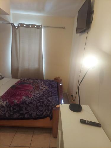 una camera con letto e tavolo con lampada di Deluxe Room A 12 minutes to Ewr a Newark