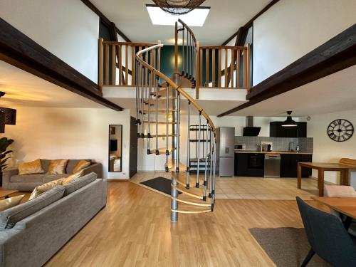 - un salon avec un escalier en colimaçon dans une maison dans l'établissement Champagne BNB - Le Duplex - Le Loft - L'Atelier - Le Cosy, à Épernay