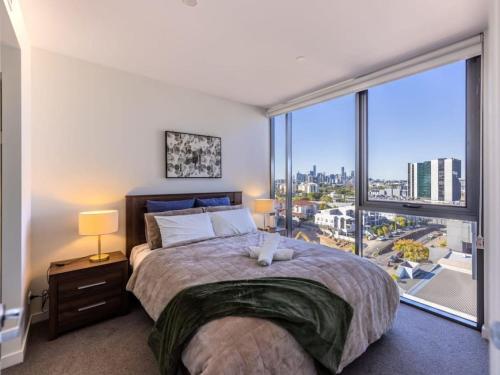 una camera con un grande letto e una grande finestra di Toowong Central Carpark and Wifi Great value 1BR Apt a Brisbane