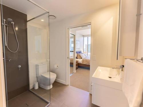 uma casa de banho com um chuveiro, um WC e um lavatório. em Toowong Central Carpark and Wifi Great value 1BR Apt em Brisbane