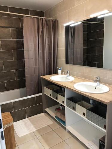 une salle de bain avec deux lavabos et une douche dans l'établissement Maison à Gujan-Mestras au calme, à Gujan-Mestras