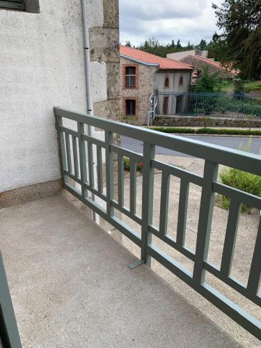 a green railing on the side of a building at Appartement Torii - Maulévrier Cholet Puy du Fou in Maulévrier