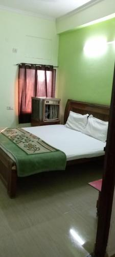 1 dormitorio con 1 cama grande en Hotel tara inn, en Jaunpur