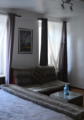 Studio Mohange في Morhange: غرفة معيشة مع أريكة وطاولة