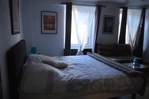 Schlafzimmer mit einem Bett und einem Fenster in der Unterkunft Studio Mohange in Morhange