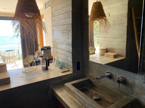 y baño con lavabo y espejo. en El jardin Botánico Villa LUZ en Altea