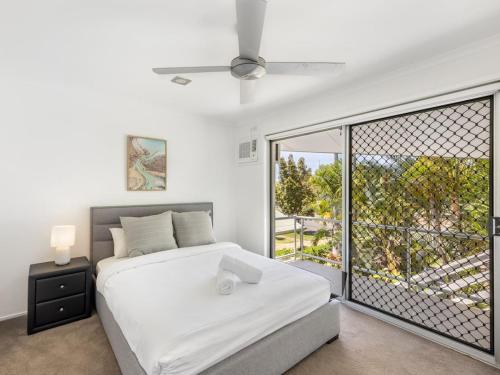 sypialnia z łóżkiem i dużym oknem w obiekcie Harborview Bliss 4BR Coastal Retreat w Pool w mieście Gold Coast