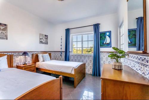 ein Schlafzimmer mit zwei Betten und einem Fenster in der Unterkunft Villa Paraíso in Poço Partido