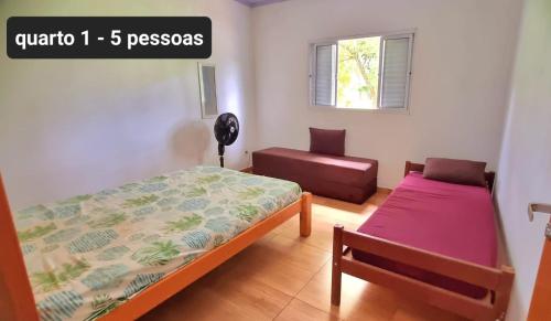 een kleine kamer met 2 bedden en een bank bij Rancho Sagarana in Três Marias