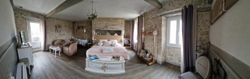 um quarto com uma cama e uma mesa em Au Clair de Vianne em Vianne