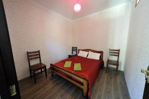 Postel nebo postele na pokoji v ubytování Manoni Ratiani's Guesthouse