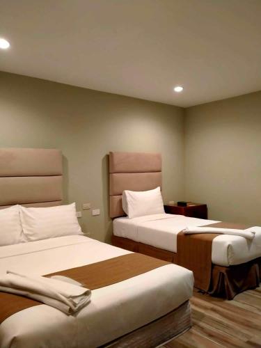 a room with two beds in a room at Skyland Garden Hotel and Resort in Baguio
