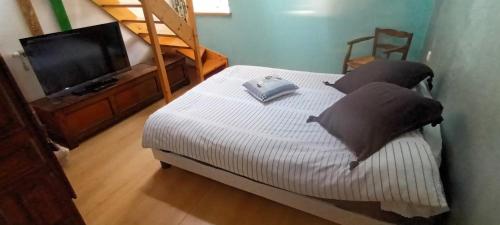 1 dormitorio con 1 cama con TV y 1 litera en LES CHAMBRES DU 407, en Plouguerneau