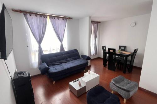 索加莫索的住宿－Apto cómodo en conjunto 1 piso parqueadero，客厅配有蓝色的沙发和桌子