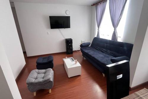 索加莫索的住宿－Apto cómodo en conjunto 1 piso parqueadero，客厅配有蓝色的沙发和椅子