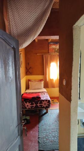 a small bedroom with a bed in a room at maison isabel in Boumalne