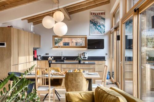 une cuisine et une salle à manger avec une table et des chaises dans l'établissement Chalet 124, à Chamonix-Mont-Blanc