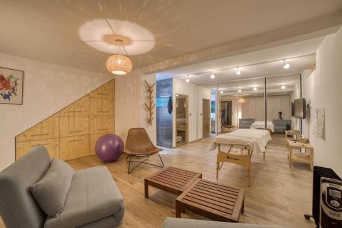 un salon avec un canapé et un lit dans l'établissement Chalet 124, à Chamonix-Mont-Blanc