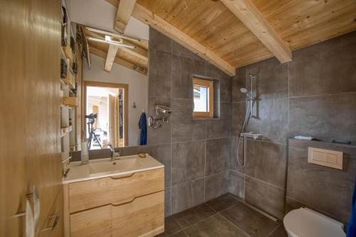 une salle de bain avec une douche, un lavabo et des toilettes dans l'établissement Chalet 124, à Chamonix-Mont-Blanc
