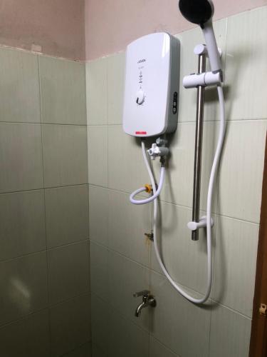 y baño con ducha y tanque blanco. en A & Z Roomstay, en Pasir Mas