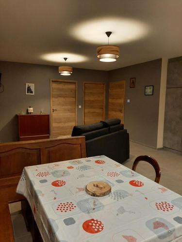 Scherwiller的住宿－Appartement au coeur des vignes，客厅配有桌子和沙发