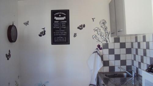 eine Küche mit einem Schild an der Wand mit Schmetterlingen in der Unterkunft La Douloire in Pernes-les-Fontaines