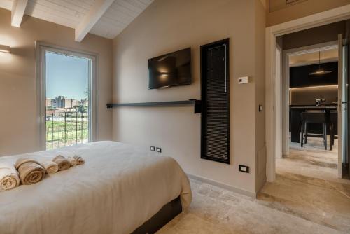 una camera con letto e finestra con vista di Baciucco's Suite a Perugia
