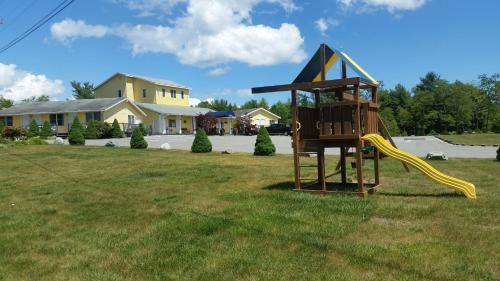 un parco giochi con scivolo in un cortile di High Seas Motel a Bar Harbor