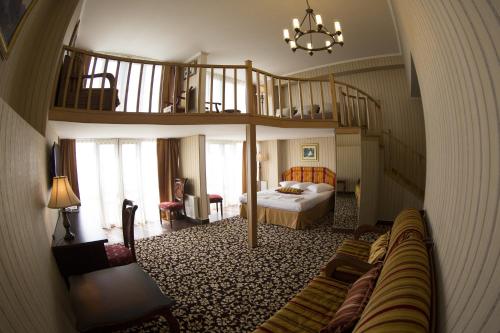 葉瑞文的住宿－西拉克酒店，一间带床和螺旋楼梯的客厅