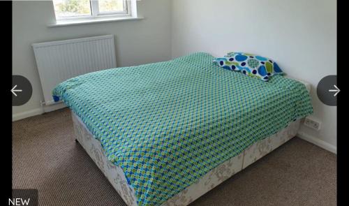 Acefair Wrexham serviced accommodation房間的床