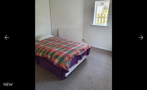Acefair Wrexham serviced accommodation房間的床