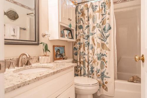 A bathroom at Sleeps 6- Pinehurst