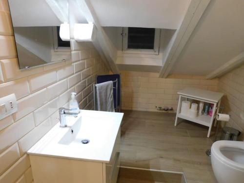 een badkamer met een wastafel en een toilet bij Maison Mirt in Bologna
