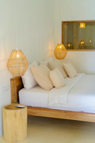 Ένα ή περισσότερα κρεβάτια σε δωμάτιο στο Blue Waves Surf House - Beach Hotel