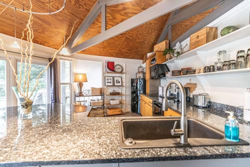 Kuchyň nebo kuchyňský kout v ubytování Pinehurst Lakefront Treehouse