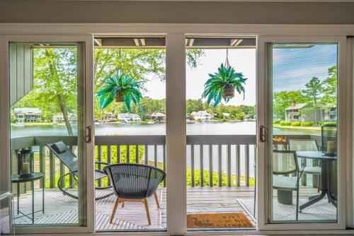 パインハーストにあるPinehurst Lakefront Condoの水面の見えるポーチ