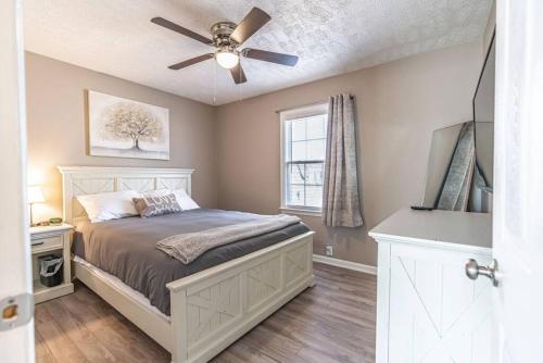 1 dormitorio con 1 cama y ventilador de techo en Fayetteville Home Away from Home, Pet Friendly, en Fayetteville