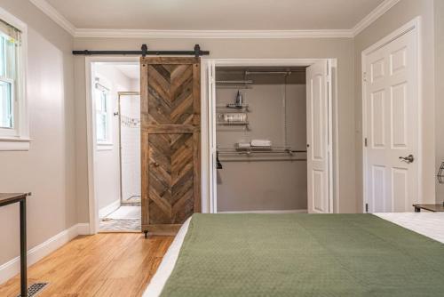1 dormitorio con puerta corredera de granero y armario en Maine Avenue- Downtown Southern Pines, en Southern Pines