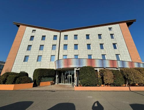 un gran edificio con arbustos delante de él en Euro Hotel en Imola